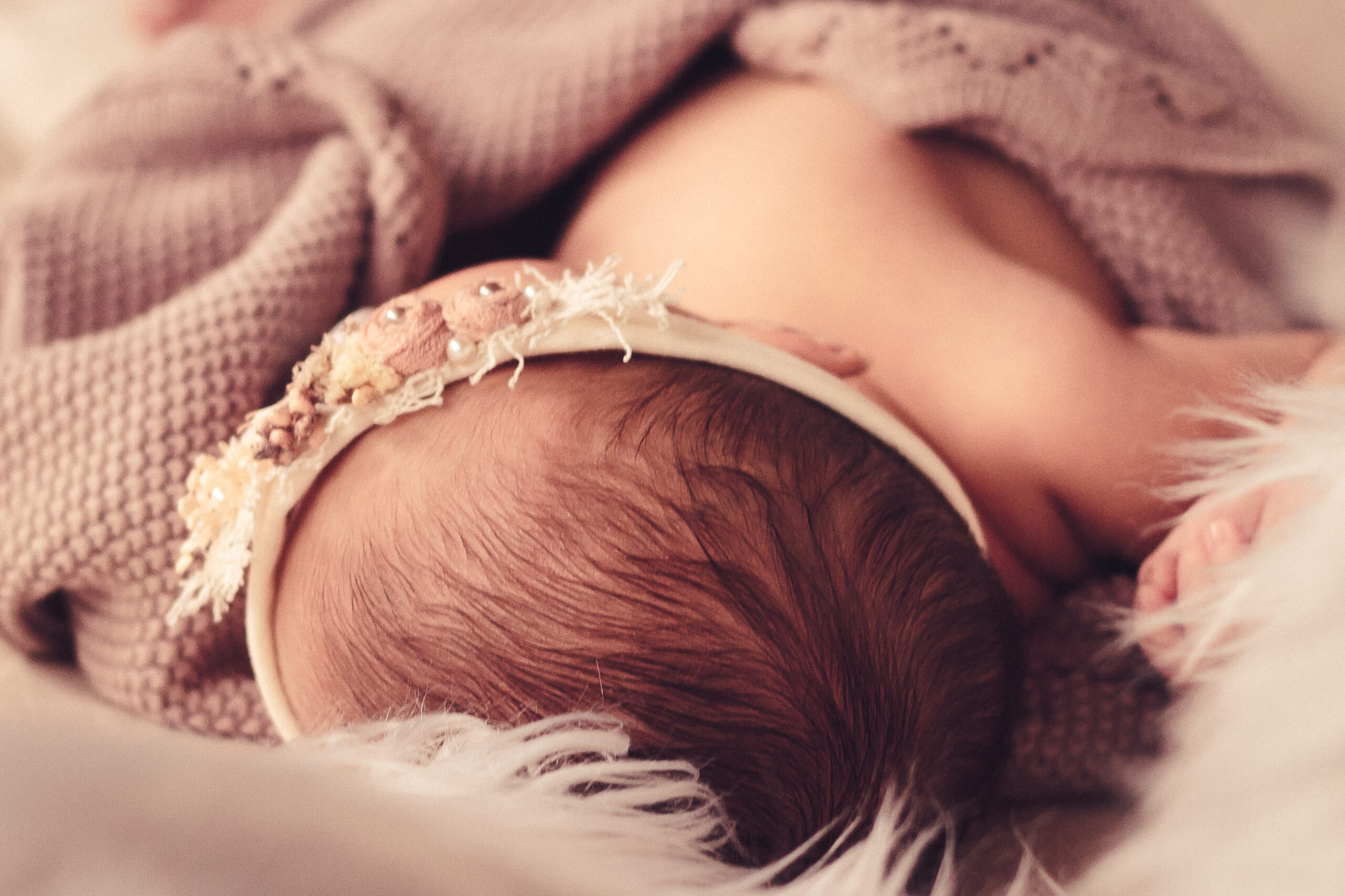 Kopf eines Neugeborenen mit Stirnband newborn fotoshooting new born fotoshooting newborn shooting