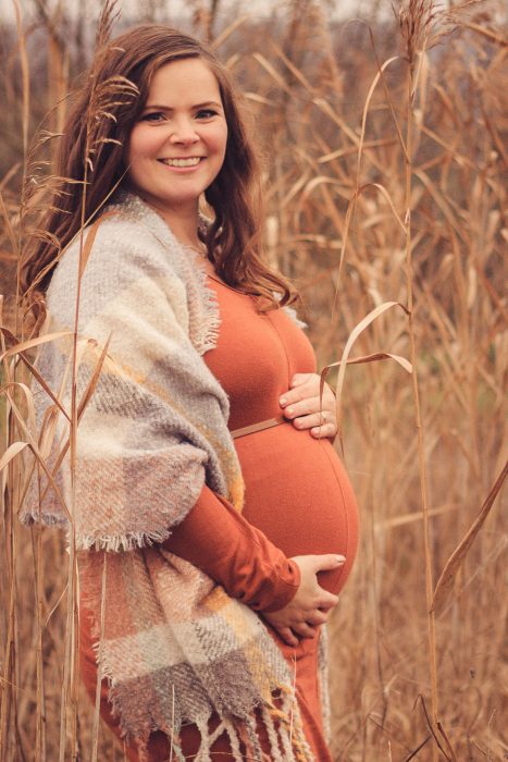 Schwangere mit Babybauch babybauch shooting in der nähe schwangerschaftsfotos babybauch shooting
