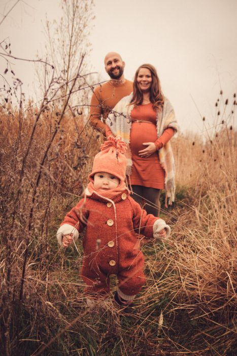 Kind im Vordergrund laufend, im Hintergrund die Eltern familienshooting outdoor familienshooting familienshootings