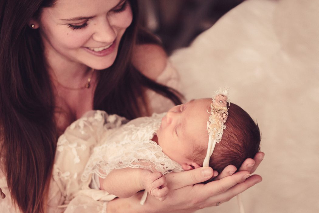 Mutter mit Neugeborenem in weißem Kleid newborn fotoshooting newborn shooting new born fotoshooting Homestory